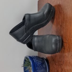 Dansko mat black leather nursing shoe